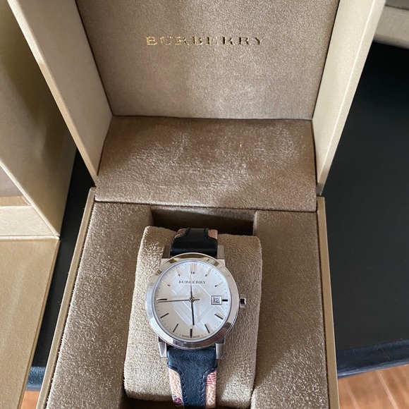 Burberry ladies haymarket the city watch - Picture 5 of 8